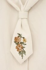 画像2: an another angelus / ローズ刺繍ショールカラーネクタイブラウス  アイボリー O-26-09-16-024-CA-BL-IG-OS (2)