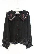 画像1: axes femme POETIQUE / フラワー刺繍スカラップ襟ブラウス M クロ O-26-09-25-066-AX-BL-OW-OS (1)