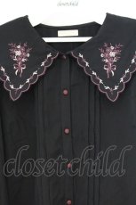 画像2: axes femme POETIQUE / フラワー刺繍スカラップ襟ブラウス M クロ O-26-09-25-066-AX-BL-OW-OS (2)