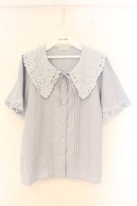 画像1: axes femme / 刺繍襟ブラウス M サックス O-26-09-25-076-AX-BL-OW-OS (1)