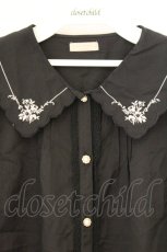 画像2: axes femme POETIQUE / スカラップ刺繍襟ブラウス M クロ O-26-09-25-085-AX-BL-OW-OS (2)