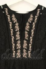 画像2: axes femme NOSTALGIE / 胸元刺繍レースワンピース M クロ O-26-09-25-023-AX-OP-OW-OS (2)
