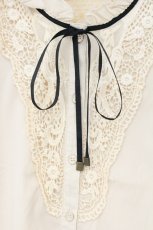 画像2: axes femme / リボン付きレース使いブラウス M キナリ O-26-09-28-082-AX-BL-OW-OS (2)