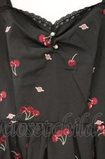 画像2: axes femme POETIQUE / チェリー×ローズ刺繍ジャンパースカート  クロ O-26-10-01-1065-AX-OP-IG-OS (2)