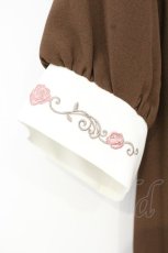 画像3: axes femme / リボンブローチ薔薇刺繍ワンピース M ブラウン×アイボリー O-26-10-05-045-AX-OP-IG-OS (3)