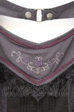 画像2: Ozz oneste / rose刺繍使い 2way frillカットソー（ALYSモデル）  ブラック系 O-26-10-12-095-OO-TO-IG-OS (2)