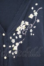 画像2: axes femme / SAKURA刺繍ショートカーディガン F ネイビー O-26-10-13-018-AX-TO-IG-OS (2)