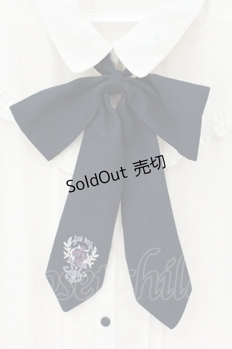 画像2: axes femme / ローズ刺繍リボン付ブラウス  アイボリー×ネイビー O-26-10-13-030-AX-BL-IG-OS (2)
