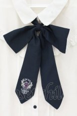 画像2: axes femme / ローズ刺繍リボン付ブラウス  アイボリー×ネイビー O-26-10-13-030-AX-BL-IG-OS (2)