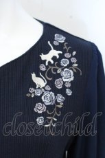 画像2: axes femme / 猫×バラ刺繍トップス M ネイビー O-26-10-23-047-AX-TO-IG-OS (2)