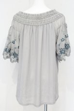 画像3: axes femme / 袖刺繍シャーリングブラウス F グレー O-26-10-23-049-AX-BL-IG-OS (3)