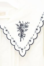 画像2: axes femme POETIQUE / フラワー刺繍スカラップ襟ブラウス M キナリ O-26-10-24-080-AX-BL-OW-OS (2)