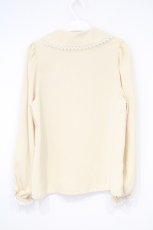 画像4: Maison de FLEUR Petite Robe canone / 春の指定ブラウス  ベージュ O-26-10-27-059-LO-BL-IG-OS (4)