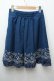 画像2: axes femme / 裾ローズ刺繍スカート  ブルー S-24-03-12-076-AX-SK-UT-ZS (2)