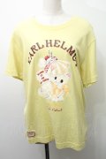 Karl Helmut / TOPサンデーキティンプリントTシャツ  イエロー S-24-03-17-043-EL-TO-AS-ZS