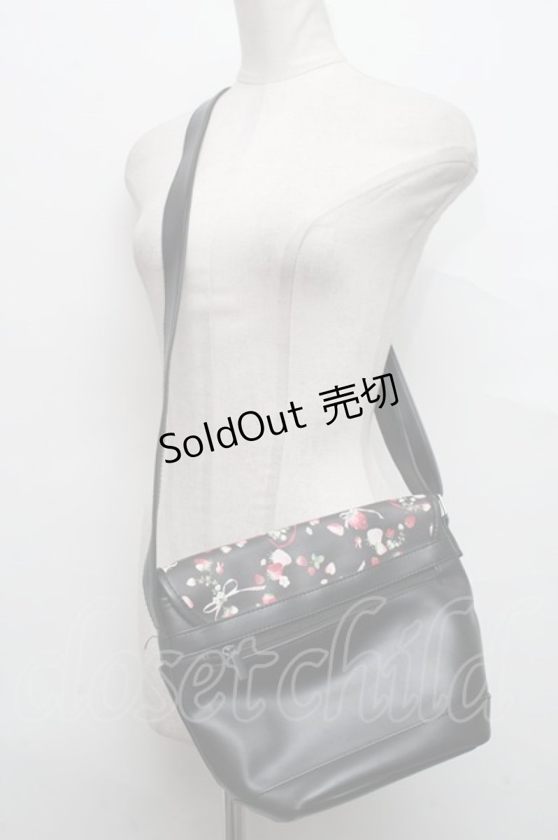 画像2: 【SALE】PINK HOUSE / BAGストロベリーショルダーバッグ  黒 S-24-10-01-013-LO-AC-UT-ZTK013 (2)