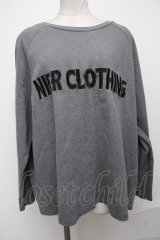 NieR Clothing / ロゴ刺繍トップス  グレー S-25-01-05-025-PU-TO-AS-ZT139