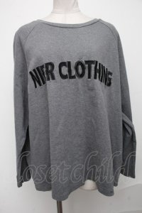 NieR Clothing / ロゴ刺繍トップス  グレー S-25-01-05-025-PU-TO-AS-ZT139