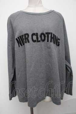 画像1: NieR Clothing / ロゴ刺繍トップス  グレー S-25-01-05-025-PU-TO-AS-ZT139