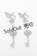 axes femme / 鍵モチーフイヤリング  シルバー S-25-01-31-005-AX-AC-HR-ZS