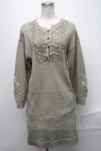 axes femme / 袖刺繍チャイナ釦ニットワンピース  グリーン S-25-02-02-068-AX-OP-AS-ZT032