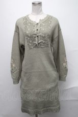 画像1: 【SALE】axes femme / 袖刺繍チャイナ釦ニットワンピース  グリーン S-25-02-02-068-AX-OP-AS-ZT032 (1)