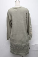 画像2: 【SALE】axes femme / 袖刺繍チャイナ釦ニットワンピース  グリーン S-25-02-02-068-AX-OP-AS-ZT032 (2)