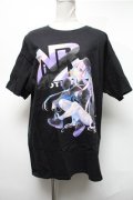 NieR Clothing / 和泉つばすコラボカットソー  黒 S-25-02-19-038-PU-TS-AS-ZY