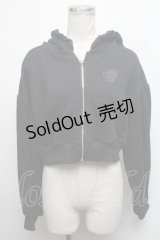 evelyn / ロゴフリルショートパーカー  黒 S-25-03-06-033-LO-TO-AS-ZS