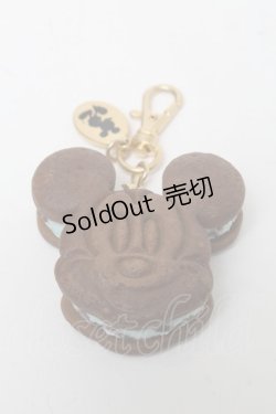 画像1: Q-pot. / ミッキーマウス/チョコミントクッキーサンドバックチャーム  ブラウン S-25-03-10-010-QP-AC-HR-ZS