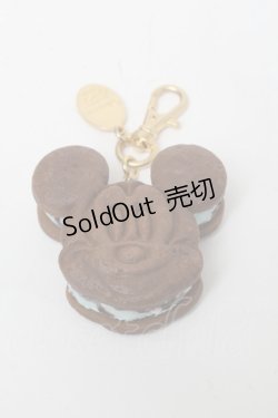 画像2: Q-pot. / ミッキーマウス/チョコミントクッキーサンドバックチャーム  ブラウン S-25-03-10-010-QP-AC-HR-ZS