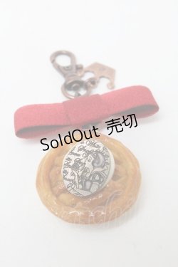 画像1: Q-pot. / 白雪姫 アップルパイ・バッグチャーム  ブラウン S-25-03-10-017-QP-ZA-AS-ZS