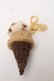 画像1: Q-pot. / クッキーアンドクリーム＆カフェモカ ダブルアイスクリームバッグチャーム  ベージュ S-25-03-10-018-QP-ZA-HR-ZS (1)