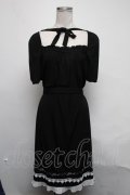 Ozz Croce / 裾プリーツ刺繍ワンピース  黒ｘ白 S-25-03-11-047-OO-OP-HR-ZS
