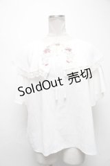 axes femme / 刺繍入ケープブラウス  白 S-25-03-20-021-AX-BL-HR-ZS