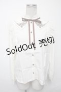 axes femme POETIQUE / レースデザインフリルブラウス  キナリ S-25-03-23-1015-AX-BL-HR-ZS