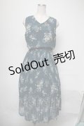 axes femme / 花柄プリーツノースリワンピース  グリーン S-25-03-28-061-AX-OP-AS-ZS