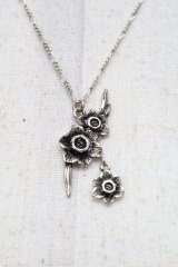 axes femme / フラワーモチーフネックレス  シルバー S-25-04-17-020-AX-CO-HR-ZS