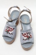 axes femme / 刺繍入りスエードブーツサンダル  サックス S-25-04-18-027-AX-SH-HR-ZT308