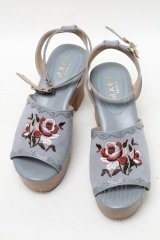 axes femme / 刺繍入りスエードブーツサンダル  サックス S-25-04-18-027-AX-SH-HR-ZT-K002