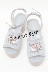 axes femme / 刺繍入りスエードブーツサンダル  サックス S-25-04-18-027-AX-SH-HR-ZT-K002