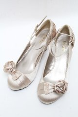 axes femme / フラワーモチーフサテンパンプス M ベージュ S-25-04-23-006-AX-SH-AS-ZS