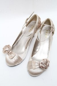 axes femme / フラワーモチーフサテンパンプス M ベージュ S-25-04-23-006-AX-SH-AS-ZS
