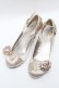画像1: axes femme / フラワーモチーフサテンパンプス M ベージュ S-25-04-23-006-AX-SH-AS-ZS (1)