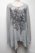 Ozz Croce / ゴシックプリントイレギュラーカットソー  グレー S-25-04-27-026-OO-TO-HR-ZS