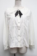 axes femme POETIQUE / ビジューブローチ付ブラウス  キナリ S-25-04-28-006-AX-BL-HR-ZS