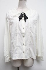 axes femme POETIQUE / ビジューブローチ付ブラウス  キナリ S-25-04-28-006-AX-BL-HR-ZS