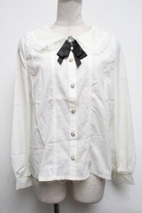 axes femme POETIQUE / ビジューブローチ付ブラウス  キナリ S-25-04-28-006-AX-BL-HR-ZS