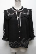 axes femme POETIQUE / ローズ刺繍レースアップブラウス  黒 S-25-05-03-015-AX-BL-HR-ZS