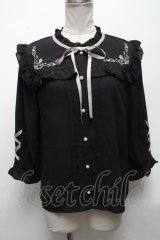axes femme POETIQUE / ローズ刺繍レースアップブラウス  黒 S-25-05-03-015-AX-BL-HR-ZS